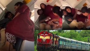 ஓடும் ரயிலில் எல்லை மீறிய காதல் ஜோடி! துணிச்சலாக சக பயணி செய்த காரியம்.. பரவும் வீடியோ!