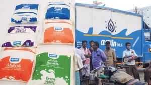 ஆவின் பால் விநியோகம் திட்டமிட்டு குறைக்கப்படுகிறது.. கொந்தளிக்கும் பால் முகவர்கள்! 