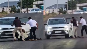 தாயின் இடுப்பு எலும்பை உடைத்து, அப்பா மண்டையை பிளந்த புனே மகன்கள்! பூர்வீக நிலம் சொத்துக்காக? வீடியோ