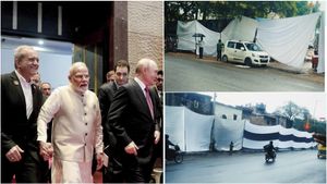 டெல்லி சாலைகளில் முளைத்த வெள்ளை திரை.. BRICS மாநாட்டுக்காக மறைக்கப்படும் டெல்லி குடிசைகள்.. சர்ச்சை!