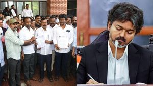 டாஸ்மாக் ஸ்டிரைக்.. முற்றும் விஜய் vs Tasmac மோதல்.. தூக்கியடிக்கப்பட்ட 33 ஊழியர்கள்.. ஏன்? 