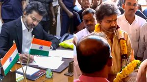 2 மணி நேரம் முன்பே! மதுரை மீனாட்சி அம்மன் கோயிலில்! உறுதிமொழி படிவத்தில் கையெழுத்திட்ட விஜய்!