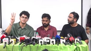 48 மணி நேரக்கெடு! காக்ரோச் போராட்டம் வென்றால் இந்திய அரசியலில் பிரளயம் வெடிக்கும்! ஏன்? 