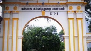 ஏடாகூட EMIS.. குளறுபடிகளால் குமுறும் ஆபீசர்ஸ்! கடும் நெருக்கடியில் பள்ளிக் கல்வித் துறை அதிகாரிகள்! 