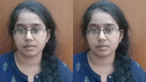காரின் முன்சீட்டில் தொழிலதிபர் கணவரை நிமிர்த்தி உட்கார வைத்த மனைவி.. அருகில் ஐடி காதலன்! அலறிய சேலம்