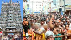 எங்களுக்கு பாஸ் கொடுக்கல.. ஆர்எஸ்எஸ் பிரமுகர்களுக்கு மட்டும் விஐபி பாஸ்.. வேதனையோடு நின்ற பக்தர்கள்!