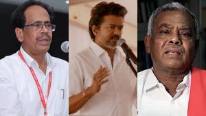 எந்த பயனும் இல்ல! சவால் விடும் தோழர்கள்.. ஆட்சிக்கு ஆபத்து? அசால்ட்டாய் சிஎம் விஜய்! நிலவரம் காரணம்? 