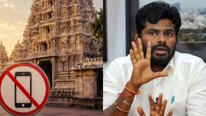 கோயிலில் செல்போனுக்கு தடை.. மூட்டைப் பூச்சிக்கு பயந்து வீட்டையே கொளுத்திய கதை.. சாடிய அண்ணாமலை! 