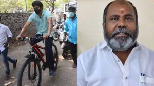 2021ல் கருப்பு- சிகப்பு சைக்கிளில் போய் திமுகவுக்கு வாக்களித்தவராச்சே விஜய்! அதிமுக மாஜி