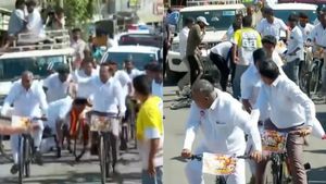 எடுத்த நாள் முதல் இந்த நாள் வரை வண்டியை விடவில்லை! சைக்கிள் ஓட்டிய ஆனந்தை கிண்டலடித்த திமுக ஐடி விங்