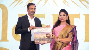 துபாய் மண்ணில் ஜொலிக்கும் தமிழ்ப் பேராசிரியரின் சாதனை... உலக அரங்கில் 'சிகரம்' தொட்ட தருணம்! 