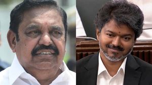 சின்னப் புள்ளைங்களுக்கு மிட்டாய் கொடுக்குற மாதிரி.. அதிமுக மாஜிகளை தூக்கிய தவெக! குமுறிய எடப்பாடி! 
