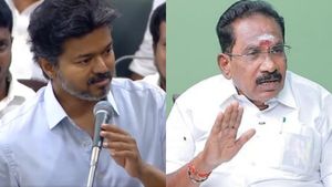 சினிமா மாதிரி.. ரிகர்சல் எடுத்துட்டு வந்த நாளை பஞ்ச் டயலாக் பேசுவார் விஜய்.. செல்லூர் ராஜு கிண்டல்! 