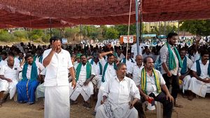 பயிர்க் கடன் தள்ளுபடி.. விவசாயிகளை ஏமாற்றிய விஜய்! திருச்சியில் விடாமல் போராடும் விவசாய அமைப்புகள் 