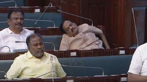 இரவு வரை நடந்த சட்டப்பேரவை.. அசதியில் இருக்கையிலேயே சாய்ந்து தூங்கிய அதிமுக MLA தளவாய் சுந்தரம்!
