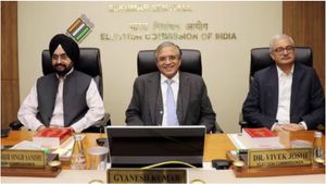 SIR விதிகளை தளர்த்திய தேர்தல் ஆணையம்! நீக்கப்பட்ட வாக்காளர்களை மீண்டும் சேர்க்க வலுக்கும் கோரிக்கை!