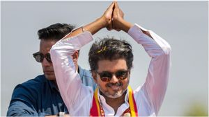 விஜய் வருகைக்காக.. 44.7 கி.மீக்கு இரும்பு தடுப்பு! கோடிக்கணக்கில் வீண் செலவு என விமர்சனம்!