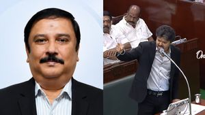 தமிழகத்தின் அடுத்த தலைமைச் செயலாளர் யார்? விஜயகுமார் IAS-ஐ டிக் செய்யும் விஜய்? யார் இவர்?