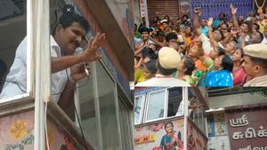 மீனாட்சியை பார்க்க முடியல! நிர்மல்குமாரை விட்டு விளாசிய பொதுமக்கள்! மதுரை கும்பாபிஷேகத்தில் குளறுபடி