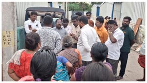 8 வருடங்களில் முதல்முறை.. கோவை தூய்மை பணியாளர்கள் தகர கொட்டகையில் அதிகாரிகள் ஆய்வு