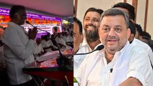 காலில் கூட விழுகிறேன்.. சீனியர் அமைச்சரிடம் மேடையில் கெஞ்சிய கர்நாடகா தலித் அமைச்சர்