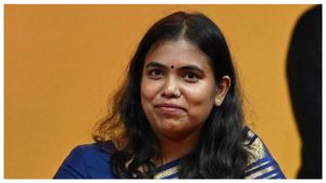 தவறு செய்த யாரும் தப்பிக்க முடியாது.. விருதுநகரில் கரைபுரண்டோடும் லஞ்சம்.. கடுப்பான கீர்த்தனா