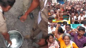தவெக எங்களை ஏமாத்துது! மீனாட்சியம்மன் குடமுழுக்கில் புனித நீருக்கு பதில் குடிநீரை தெளித்த நிர்வாகம் 