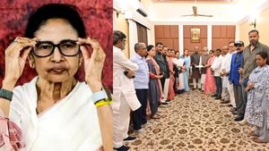 மம்தாவை கழற்றிவிட்ட எம்பிக்கள்! தகுதி நீக்கம் செய்ய கேட்டால் ஓம் பிர்லா கப்சிப்! நீதிமன்றம் டென்ஷன்