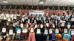 நெல்லை மனோன்மணியம் சுந்தரனார் பல்கலை.! 43 பேருக்கு நாட்டு நலப்பணி திட்ட விருதுகள் வழங்கி கவுரவிப்பு 