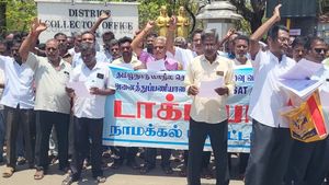 கடன் வசூலிக்க வந்தால்  செருப்பால் அடிக்கணுமா? கூட்டுறவு வங்கி ஊழியர்களை கொந்தளிக்க வைத்த பேச்சு
