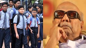 மிடில் கிளாஸ் மக்களை மூச்சுமுட்ட வைக்கும் பள்ளிக் கட்டணம்.. நாட்டுக்கே வழிகாட்டும் ‘கலைஞர்’ மாடல்!