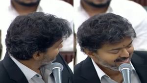 பேசி முடிக்கும் முன்பு பின்னால் திரும்பி பார்த்து சிரித்த முதல்வர் விஜய்! அமைச்சர்கள் செம ரெஸ்பான்ஸ்