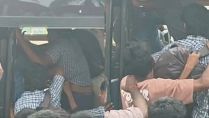 படிக்கட்டில் தொங்கியதை கண்டித்த நடத்துநரை வெறித்தனமாக தாக்கிய பள்ளி மாணவர்கள்.. சென்னையில் கொடுமை!