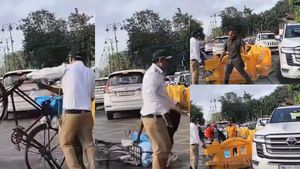 சைக்கிளை குப்புற தூக்கி.. தொழிலாளியை கீழே தள்ளிய போலீஸ்.. ஒரு விஐபி வண்டிக்காக அடாவடி? வைரல் வீடியோ