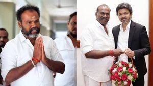 கல்லாணை vs தங்கப்பாண்டி.. எப்படியாவது அமைச்சர் ஆகிடணும்.. புஸ்ஸி ஆனந்தை பிடிக்கும் தவெக எம்எல்ஏக்கள் 