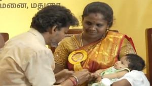 மதுரையில் தாய்மாமன் தங்க மோதிரம் திட்டம்! முட்டி போட்டபடியே குழந்தை கையில் மோதிரம் அணிவித்தார் விஜய்
