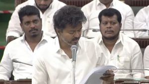 சென்னை உயர்நீதிமன்றத்தில் முதன்மை மொழியாக தமிழ்.. சட்டசபையில் தீர்மானம் கொண்டு வந்த முதல்வர் விஜய்! 