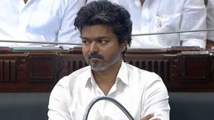 மதுரை வரும் விஜய்.. மீனாட்சியம்மன் கோயில் குடமுழுக்கில் பங்கேற்பு? முனுமுனுக்கும் தவெகவினர்! 