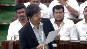 இதுதான் 3 ஃபைல்களா? இதுக்குத்தான் இவ்வளவு பில்டப்பா சி.எம்? பழைய மாவை அரைத்த விஜய்! 