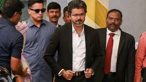 தமிழக முதல்வர் விஜய்யின் முதல் வெளிநாட்டு பயணம்.. இன்று லண்டன் புறப்பட்டார்.. பயணத் திட்டம் என்ன? 