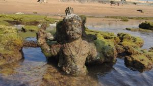 அய்யா கருப்பனே வாருமய்யா.. திருச்செந்தூர் கடலில் கிடைத்த பொக்கிஷம்! கம்பீரமாக நின்ற கருப்பசாமி! 
