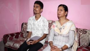 45 வயசுல அம்மா செய்த காரியம்.. காது கேட்காது, பேச முடியாது.. 22 வருட ஆசைக்காக மகன் செம அசத்தல்