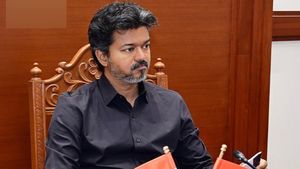  இதுதான் மாற்றமா? வெளிநாட்டு பயணம் முடிந்து வந்தும் பத்திரிகையாளர்களை சந்திக்காத முதல்வர் விஜய்!