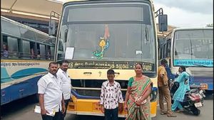 திருவண்ணாமலை அரசு பஸ் ஸ்டாண்டில் யார் பாருங்க.. ரூ.38.57 லட்சமா? மலைத்த மக்கள்!  என்ன நடந்தது