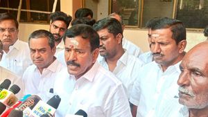 அதிமுகவில்  சேருவது குறித்துத் தான் பேச்சுவார்த்தை நடத்தவில்லை.. தோப்பு வெங்கடாசலம் விளக்கம்