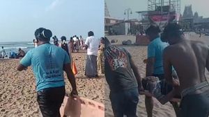 திருச்செந்தூர் கடலில் வாய் பேச முடியாத முதியவரை காப்பாற்றிய காவலர்.. குவியும் பாராட்டு