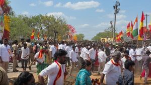 தாராபுரத்தில் விஜய் பிரசார கூட்டம்! போலீசார் சொல்லியும் கேக்கலயே.. தடுப்புகளை உடைத்து ஓடிய தவெகவினர் 