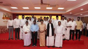 பின்வாங்கிய தவெக.. நட்சத்திர பேச்சாளர்கள் பட்டியல்.. கூட்டணி கட்சி தலைவர்கள் பெயர்கள் நீக்கம் 