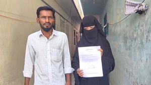 வாணியம்பாடியில் மனைவியின் ஆபரேஷனுக்கு 40000 கடன்.. 51 லட்சம் கட்ட சொல்லி நோட்டீஸ்