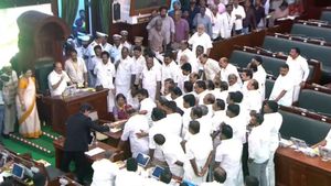 மூச்சுவிடாமல் பேசிய முதல்வர்! தர்ணா செய்த திமுக எம்எல்ஏ துரை சந்திரசேகரை கைகொடுத்து தூக்கிய விஜய்